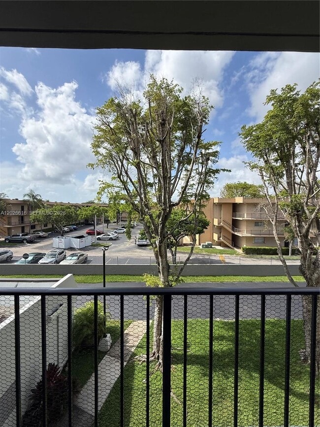 Building Photo - 10431 N Kendall Dr