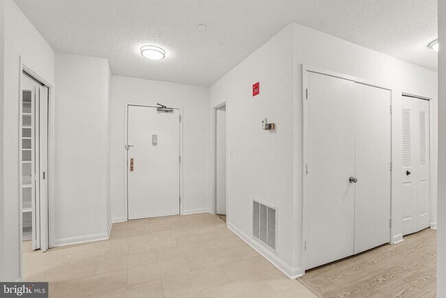 Building Photo - 3709 S George Mason Dr