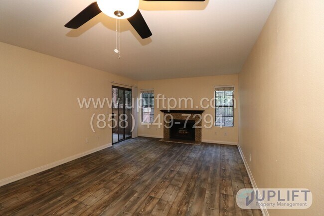 Foto del edificio - 2-BED/2-BATH CONDO - CARMEL MOUNTAIN