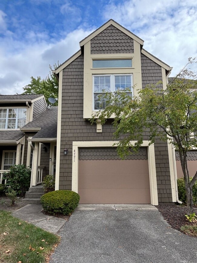 Foto del edificio - Charming Condo in a Can't-Miss Location – Private Deck, Garage, and Nature-Filled Community