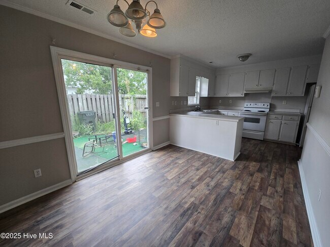 Foto del edificio - 1015 Spring Forest Rd