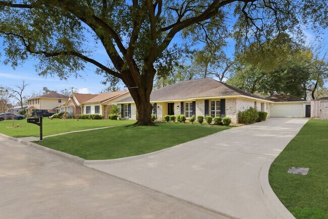 Foto del edificio - 7215 Ridge Oak Dr