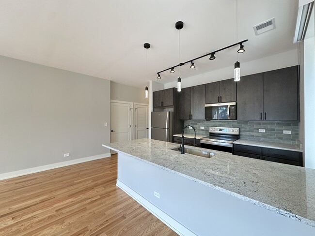 Building Photo - 2100 W 18th Pl