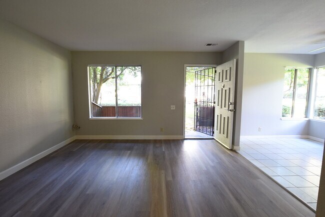 Foto del edificio - Remodeled and Clean 3 Bedroom 1.5 Bath Townhouse in South San Jose