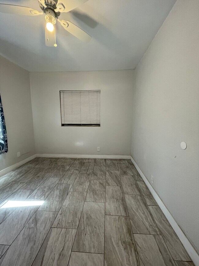 Building Photo - Central Bakersfield House Ready to move in!!!