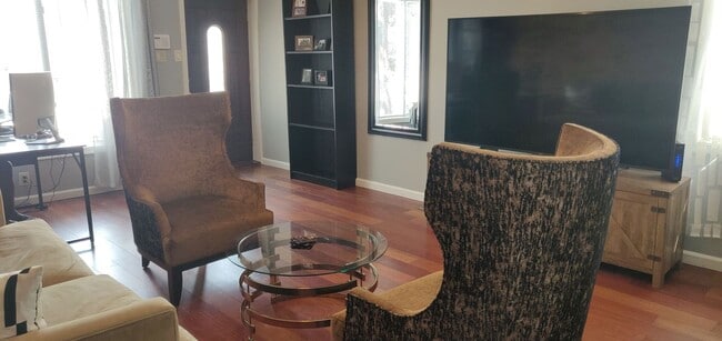 Foto del edificio - Chamring 2-Bedroom Locust Point Townhome w/ Deck