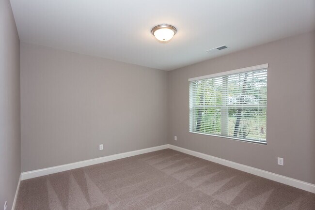 Foto del edificio - 421 Breezewood Dr