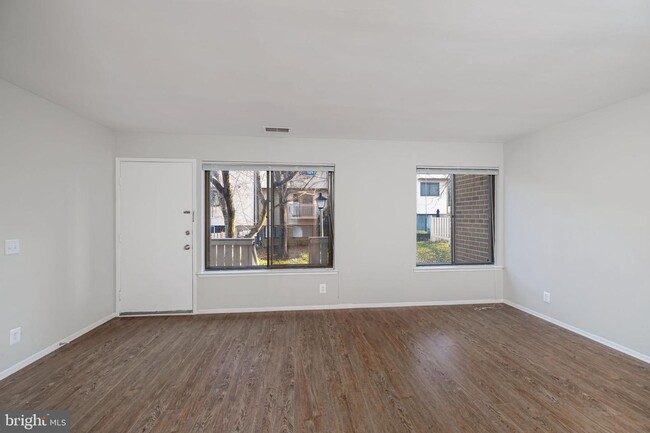 Building Photo - 2665 Glengyle Dr