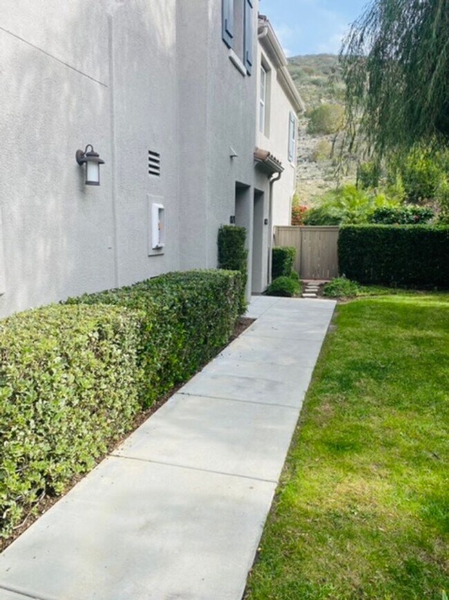 Building Photo - Discovery Hills End-Unit Condo