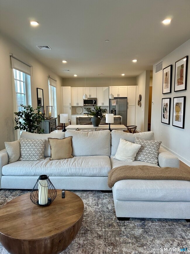 Foto del edificio - 15 Corbin Dr