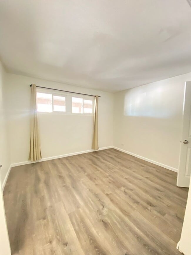 Building Photo - Central Location with Great Ocean and Moun...