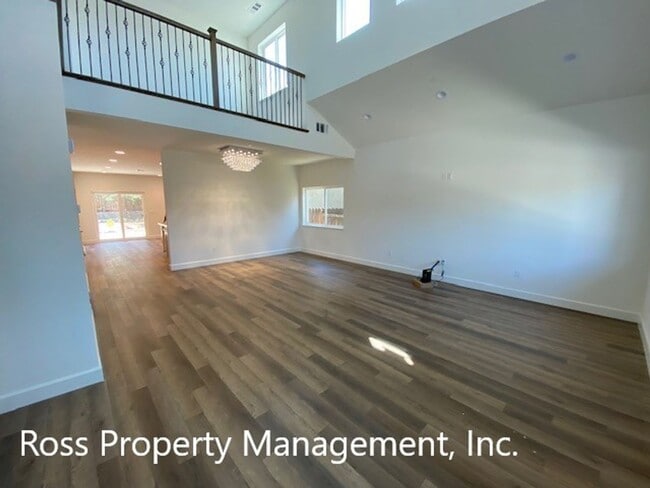 Building Photo - Immaculately Two Story Home Ready for Imme...