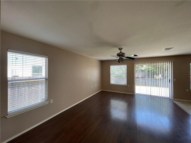 Foto del edificio - 5313 Hutchinson Dr