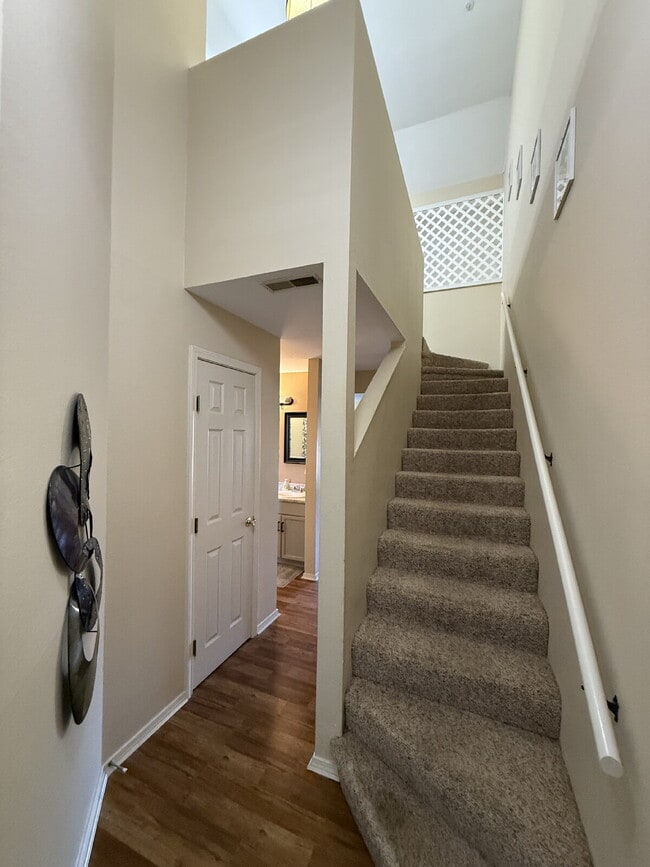 Building Photo - Penthouse Fully Furnished - Lakeview 2 Bed...