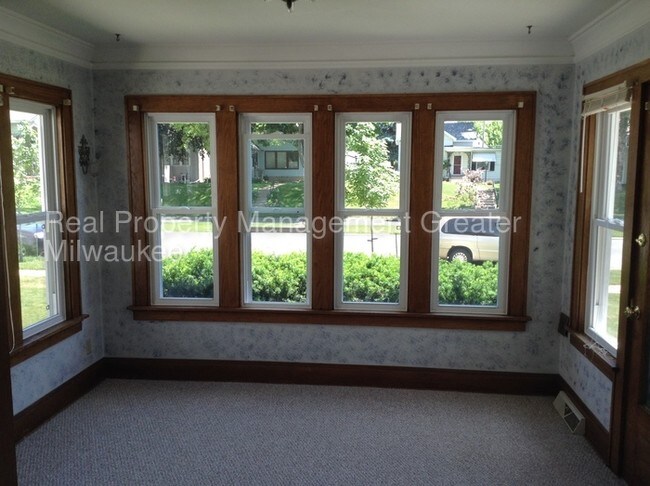 Building Photo - 921 S 76th St