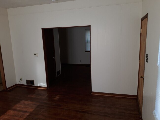 Foto del edificio - 2 Bedroom House, W/D, Fenced Yard, Porch, ...