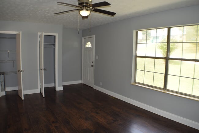 Spacious living room with 2 closets - 2816 Beaverwood Dr