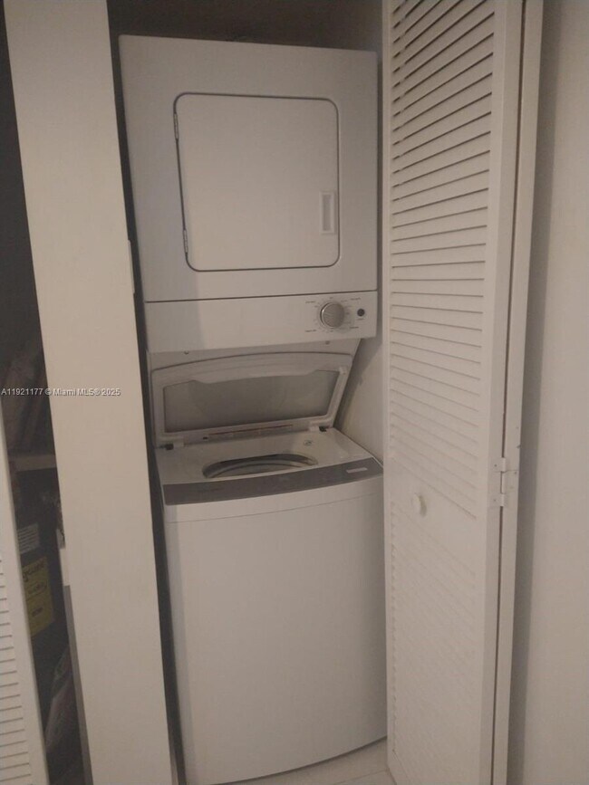 Foto del edificio - 9341 Collins Ave