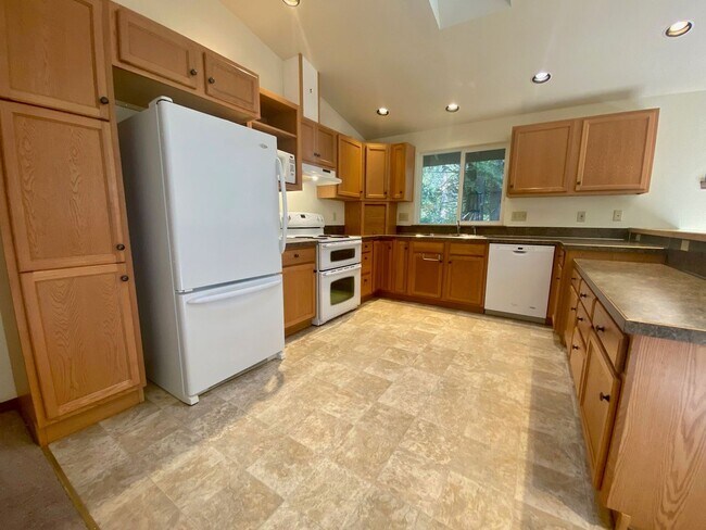 Foto del edificio - Live in the Quiet Harstine Pointe Community!