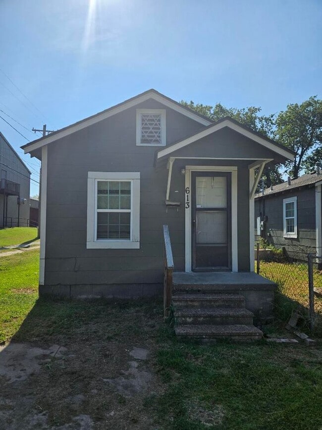 Building Photo - 613 N Johnston Ave