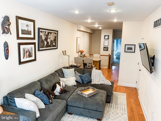 Foto del edificio - 2339 Catharine Street Unit A