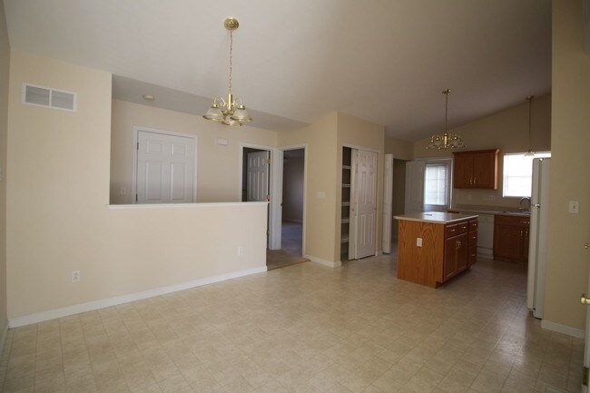 Building Photo - 281 York Ln
