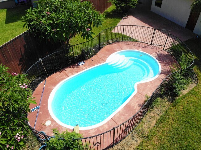 Foto del edificio - 4Bed/3.5Bath WITH A POOL Now available in Mcallen TX (Taylor and 495)