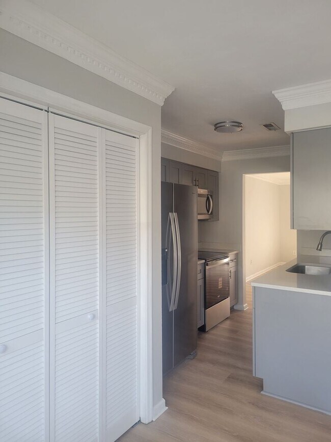 Building Photo - Newly remodelled 3 bedroom 2.5 bath townhouse