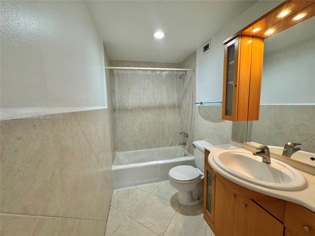 Building Photo - 400 Kings Point Dr
