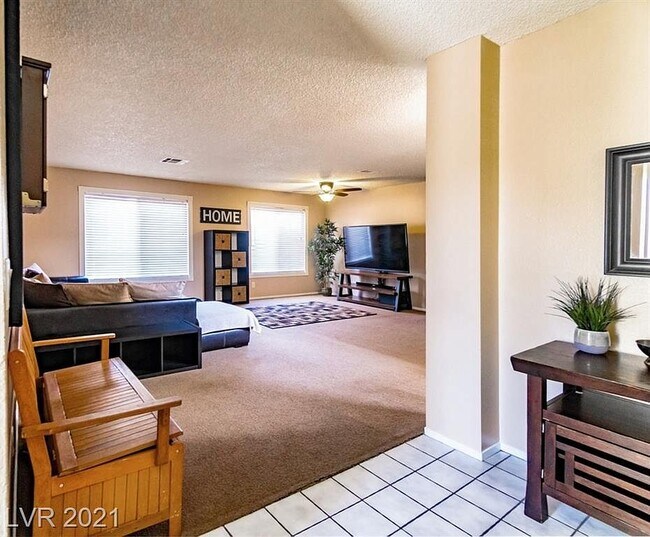 Sala de estar - 4060 N Elkridge Dr