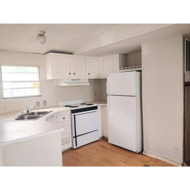 Building Photo - 2301 Parrott Dr