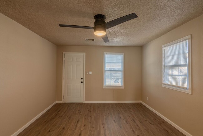 Building Photo - Newly Remodeled Mid Town Home, Available M...