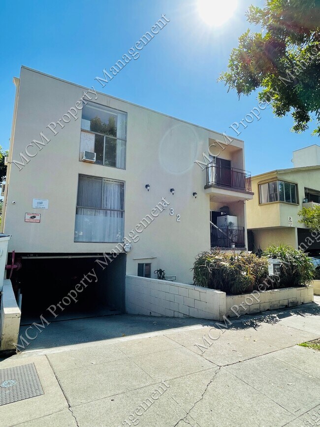 Building Photo - 932 N Sierra Bonita Ave