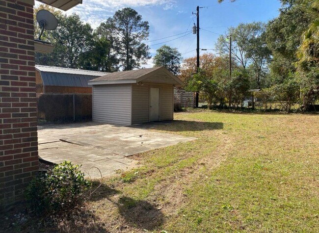 Building Photo - 1213 Deerwood St