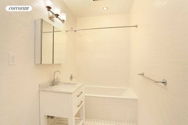 Building Photo - 116 E 91st St