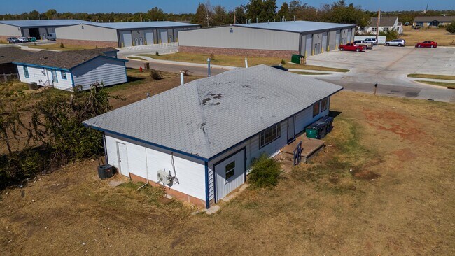 Building Photo - Charming 3 Bedroom House