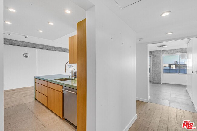 Foto del edificio - 7135 Hollywood Blvd