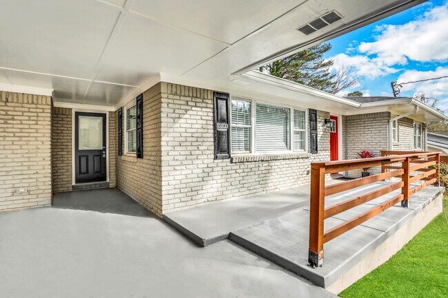 Building Photo - 2160 Shamrock Dr