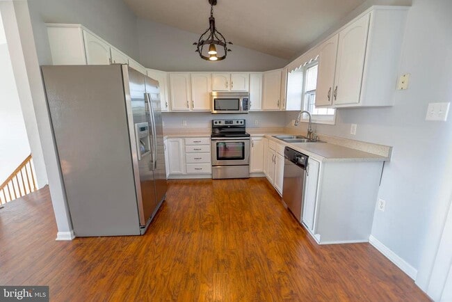Building Photo - 18500 Bull Run Dr