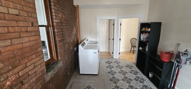 Foto del edificio - 563 E 4th Ave # B