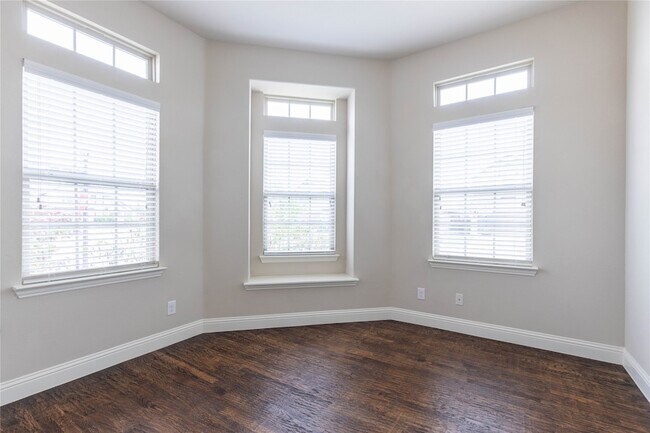 Building Photo - 3312 Blue Jay Ln