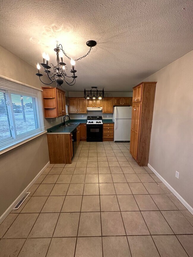 Building Photo - 3 BEDROOM, 2 BATHROOM, RURAL PROPERTY ON O...