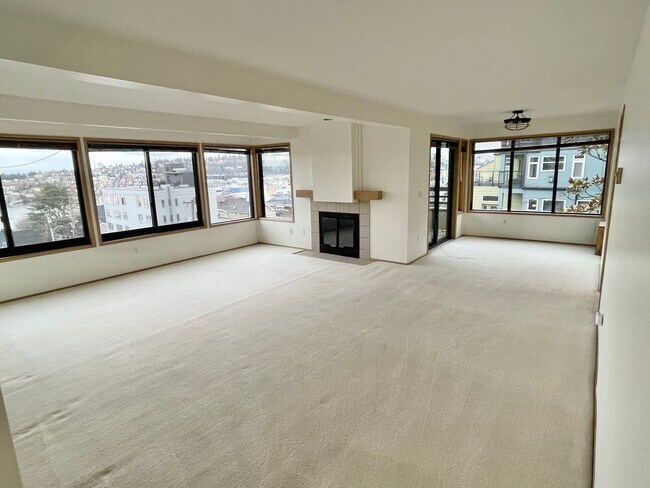 Foto del edificio - Queen Anne Condo with Exceptional Views and Two Parking Spots