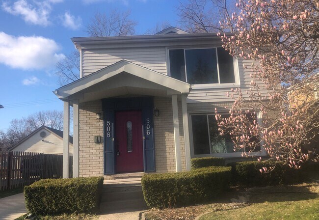 Foto del edificio - 506 Twelve Mile Rd
