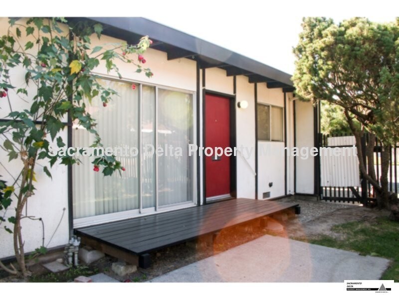 Primary Photo - 2 Bd S. Land Park Hills Duplex