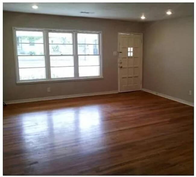 Foto del edificio - 5216 Woodrow Ave