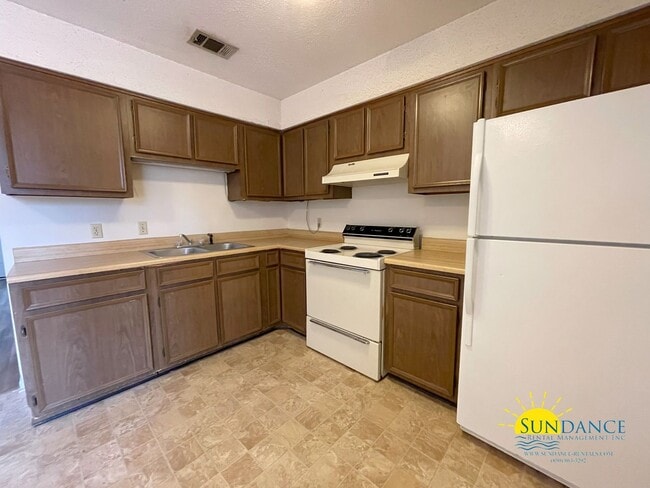 Building Photo - Great 2 Bedroom Townhouse Close to Both Bases