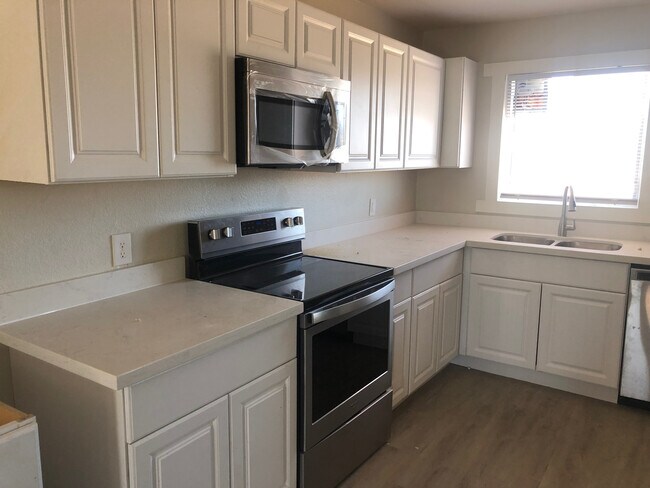 Building Photo - 618 W 13th St