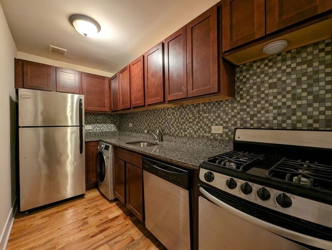 Building Photo - 555 W Arlington Pl