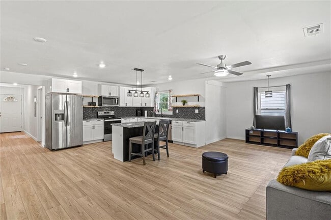 Foto del edificio - Room in House on Peeples St SW